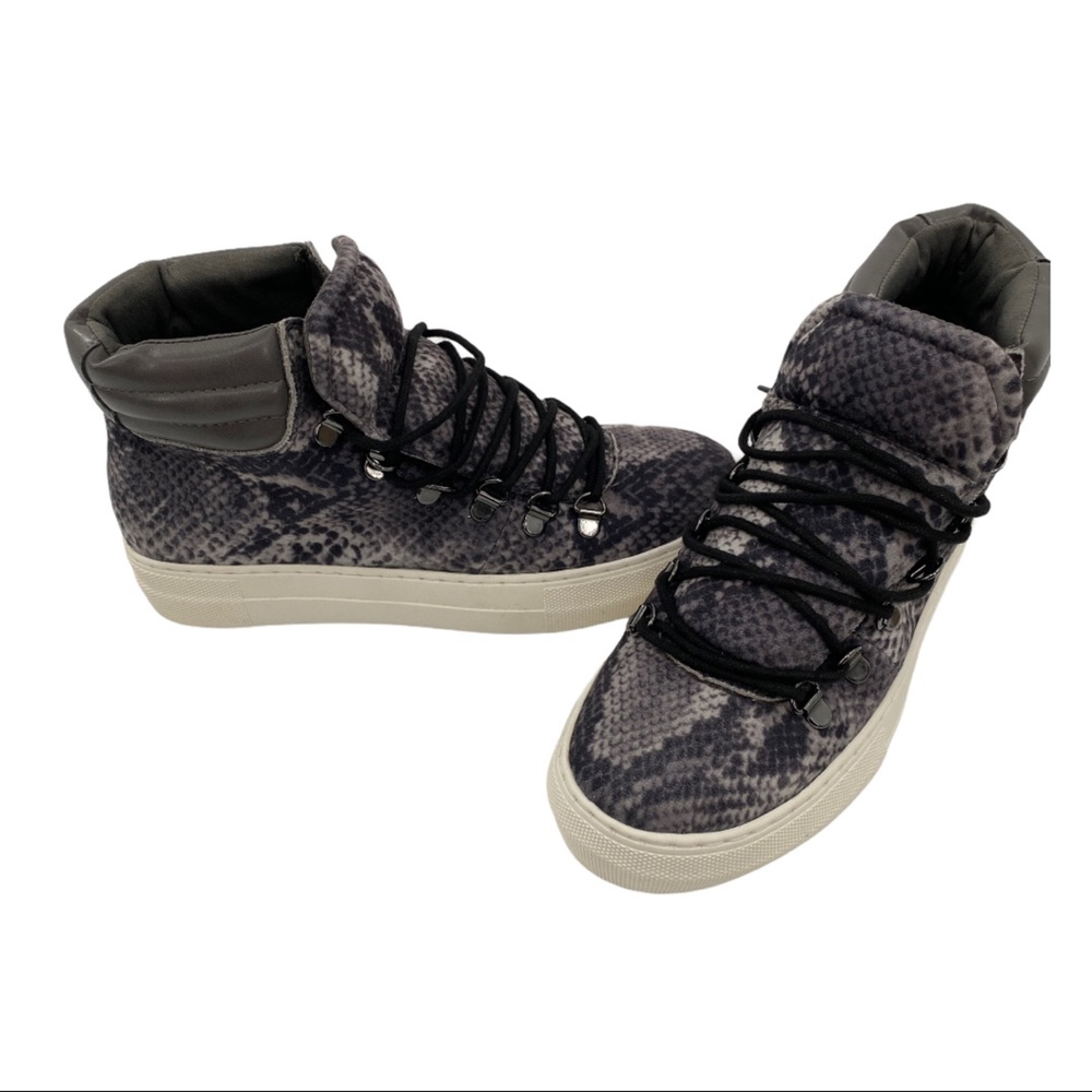 Madden Girl Breezy Sneaker Size 7